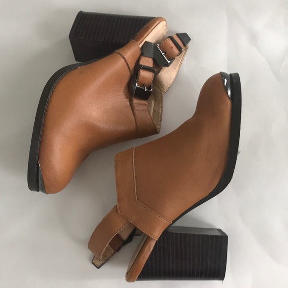 Soles Shoes - Tan Leather Mules